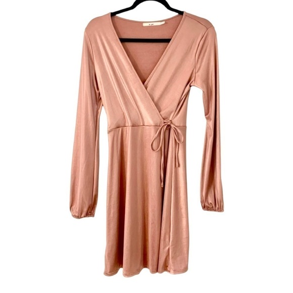MI AMI, METALLIC, WRAP MINI DRESS. HIGH SHEEN FABRIC IN BLUSH PINK COLOR.SIZE M - Picture 3 of 8